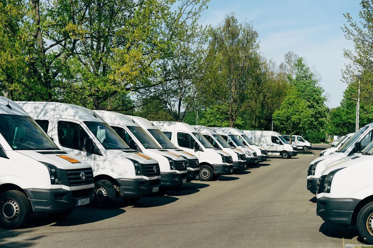 Fleet of white commercial vans - Business Vehicle Finance - Loans123